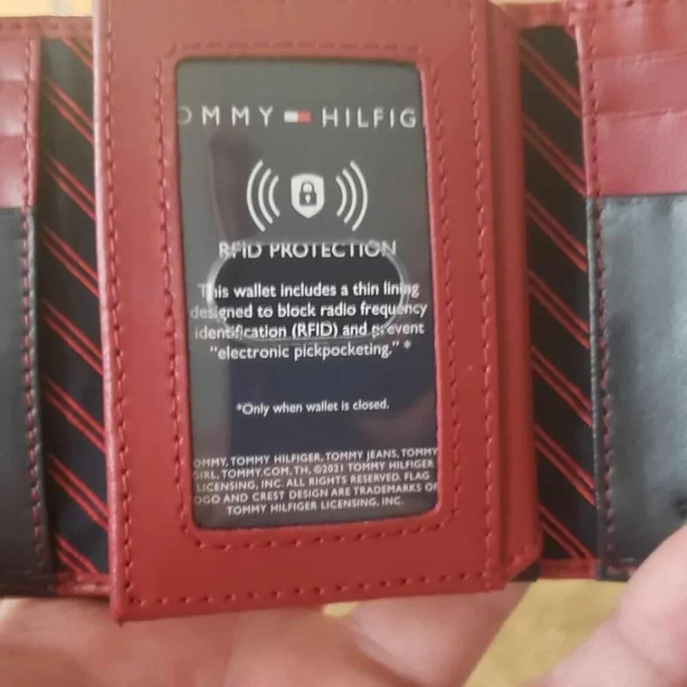 Tommy Hilfiger Men's Genuine Leather Slim Trifold Wallet with ID Window